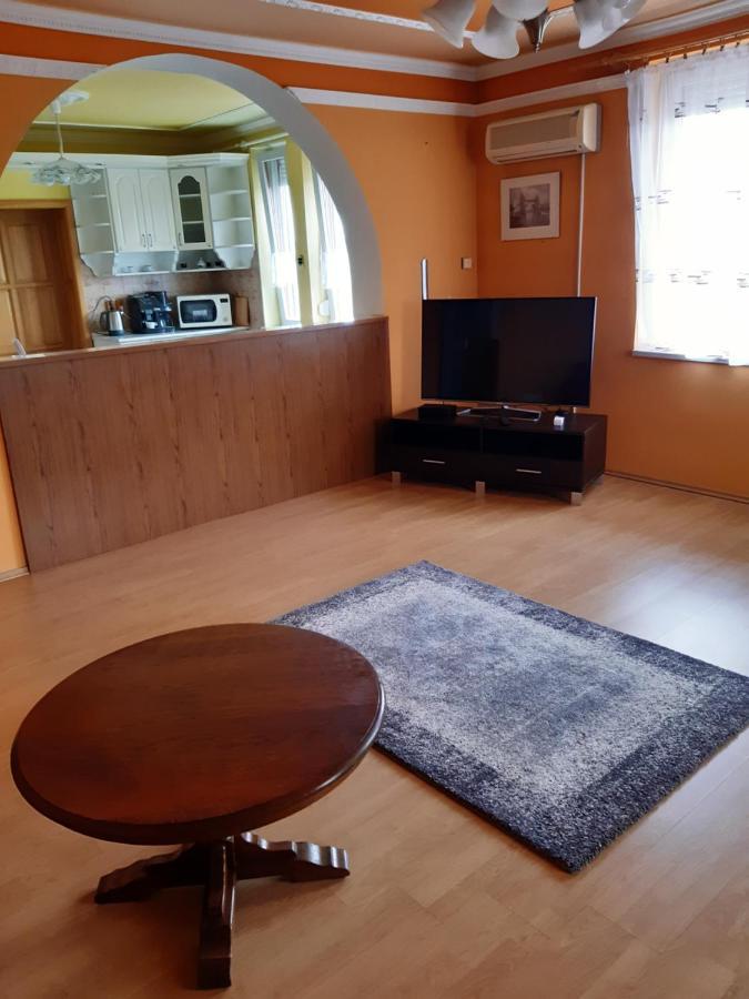 Gabor Pal 1 Apartman 1 Szoba Dunafoldvar Buitenkant foto